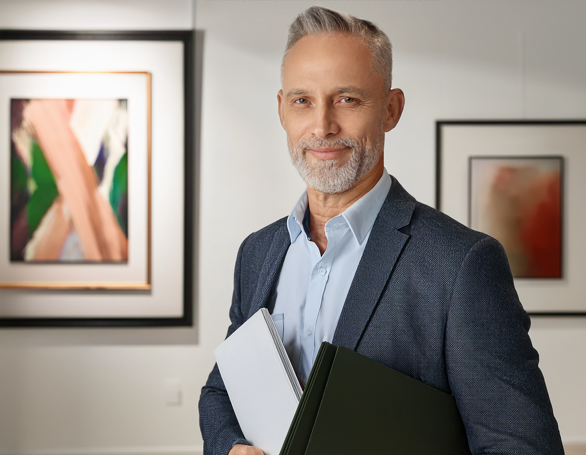 Porträt eines Mannes, der als Steuerberater arbeitet